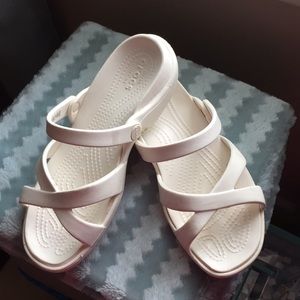 Women’s slightly used crocs. Excellent condition!